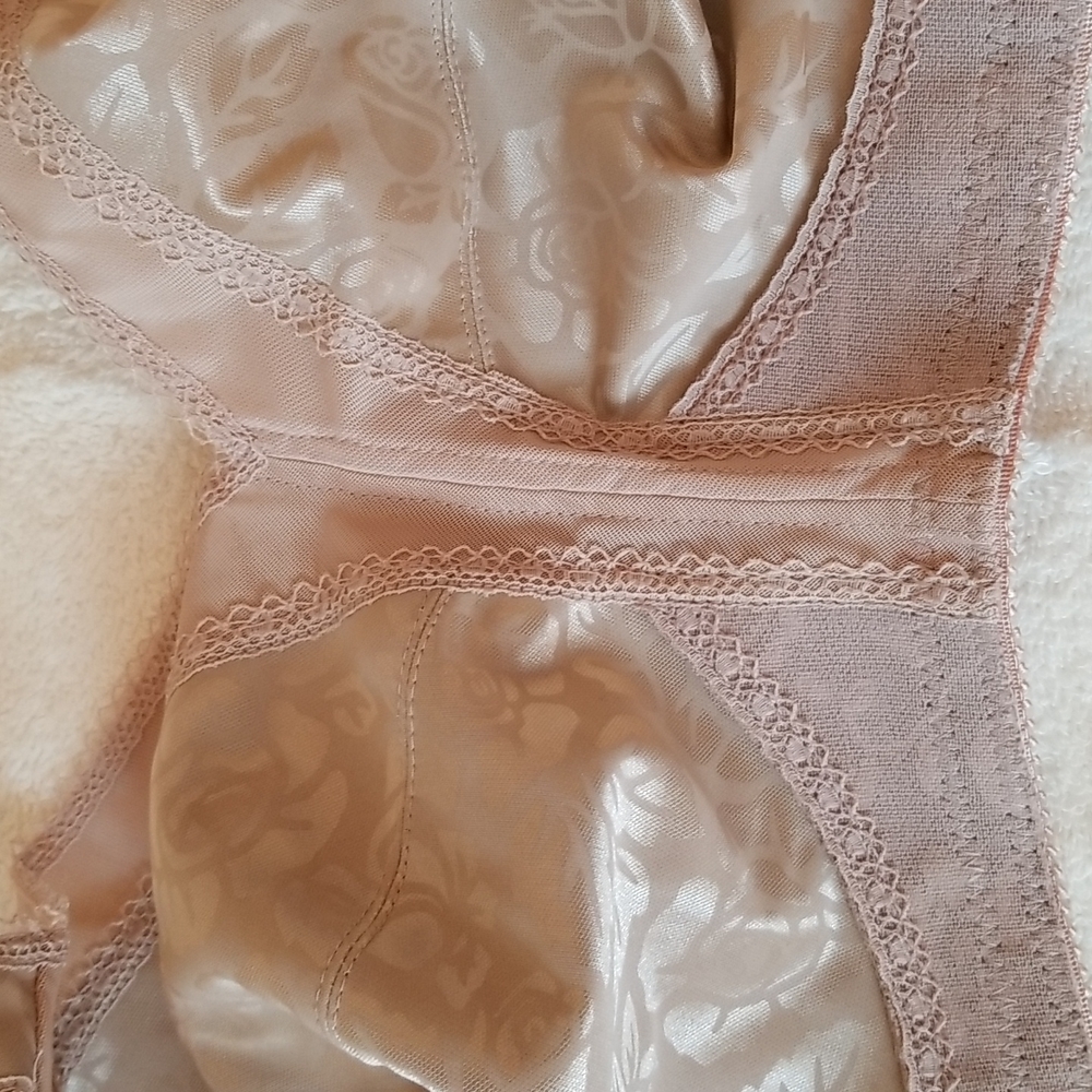 Two Women's Bras in Size 40D - Picture 6 of 14